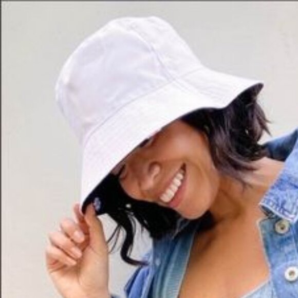 Alice + Olivia Reversible Daisy Bucket Hat NWT - Picture 3 of 5